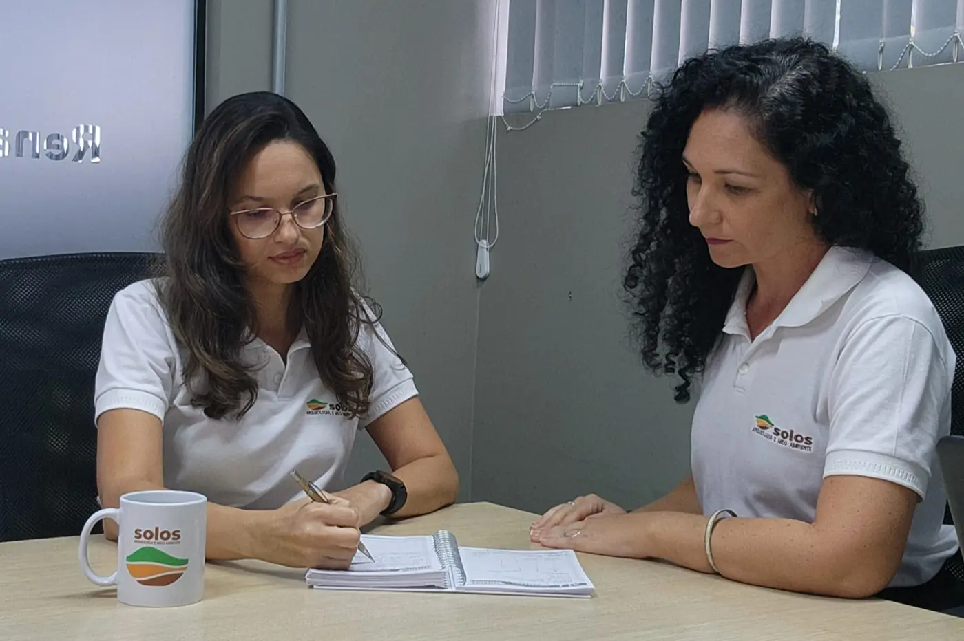 Rúbia Nogueira e Milena Duarte em reunião de trabalho no escritório da Solos