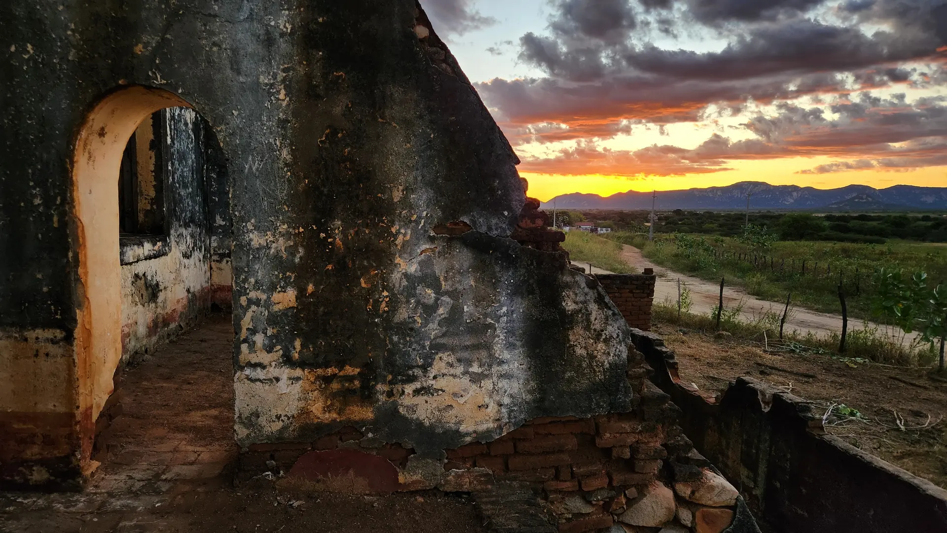 Ruínas de uma edificação histórica ao pôr do sol