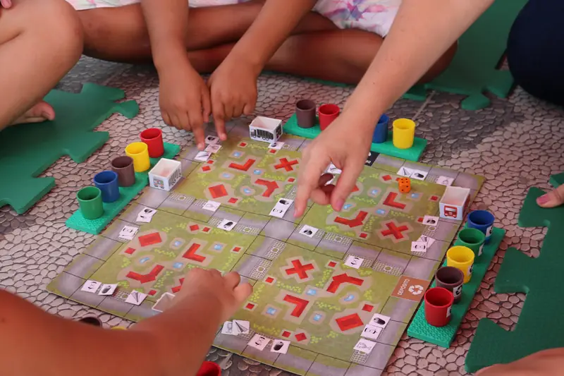 Detalhe de um tabuleiro de jogo educativo com peças coloridas