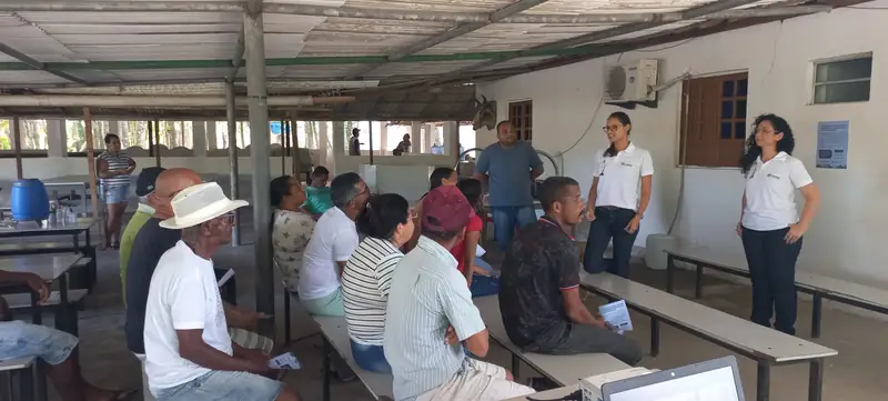 Reunião com moradores em salão comunitário