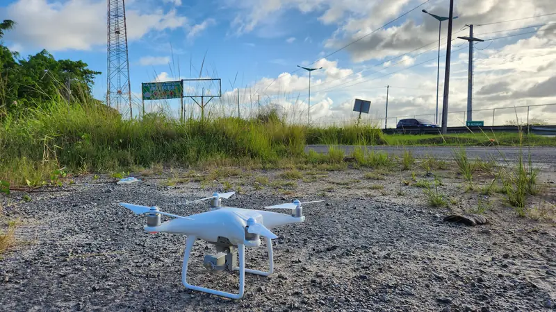 Drone pousado no solo antes de um levantamento aéreo