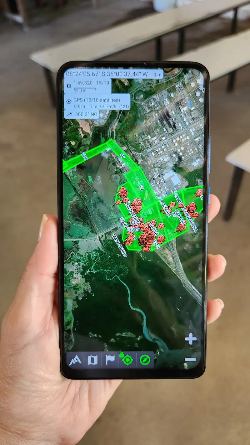 Celular exibindo mapa de satélite com a poligonal da área de estudo
