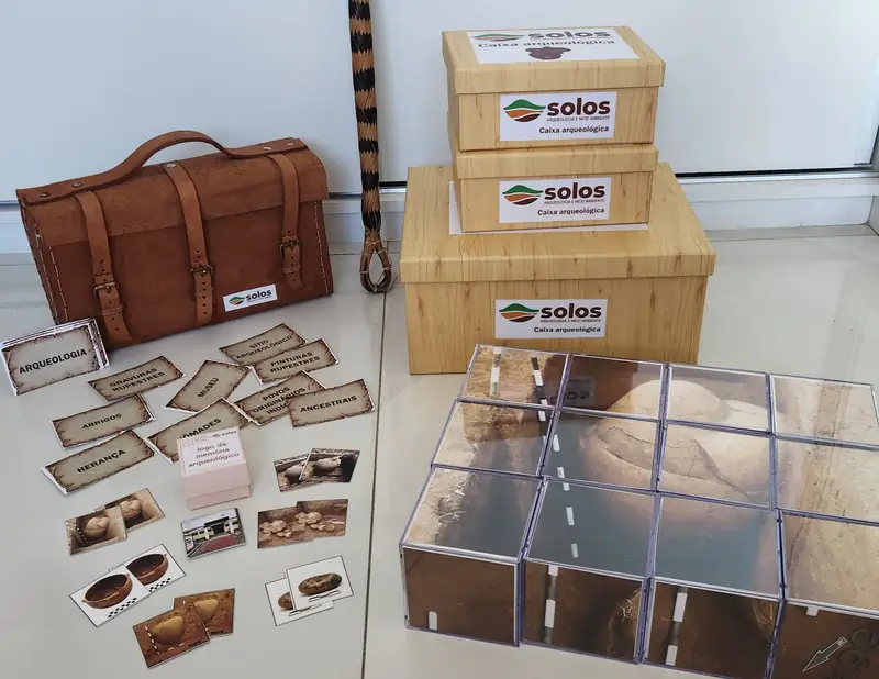 Duas educadoras apresentando imagens de materiais arqueológicos em uma tela