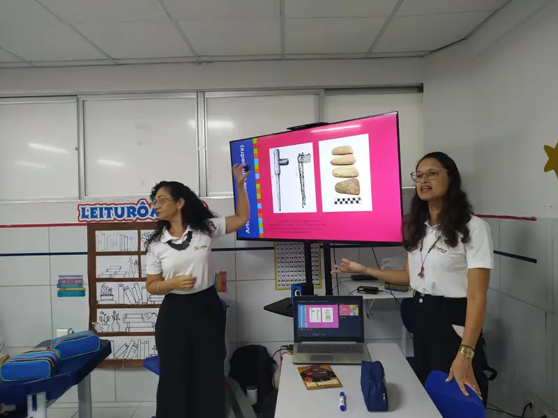 Kit educativo com caixas, cartas e réplicas de materiais arqueológicos