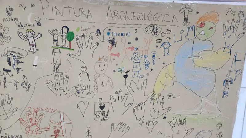 Painel colaborativo “Pintura Arqueológica”, feito com desenhos e mãos de estudantes