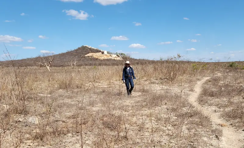 Equipe analisando um álbum de fotografias durante o trabalho de campo