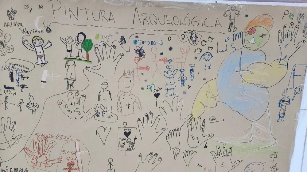 Painel colaborativo “Pintura Arqueológica”, feito com desenhos e mãos de estudantes